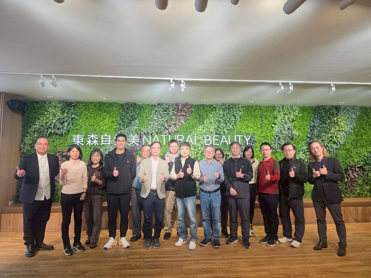 觀旅局局長、副局長一行及自然美生技觀光工廠工作人員