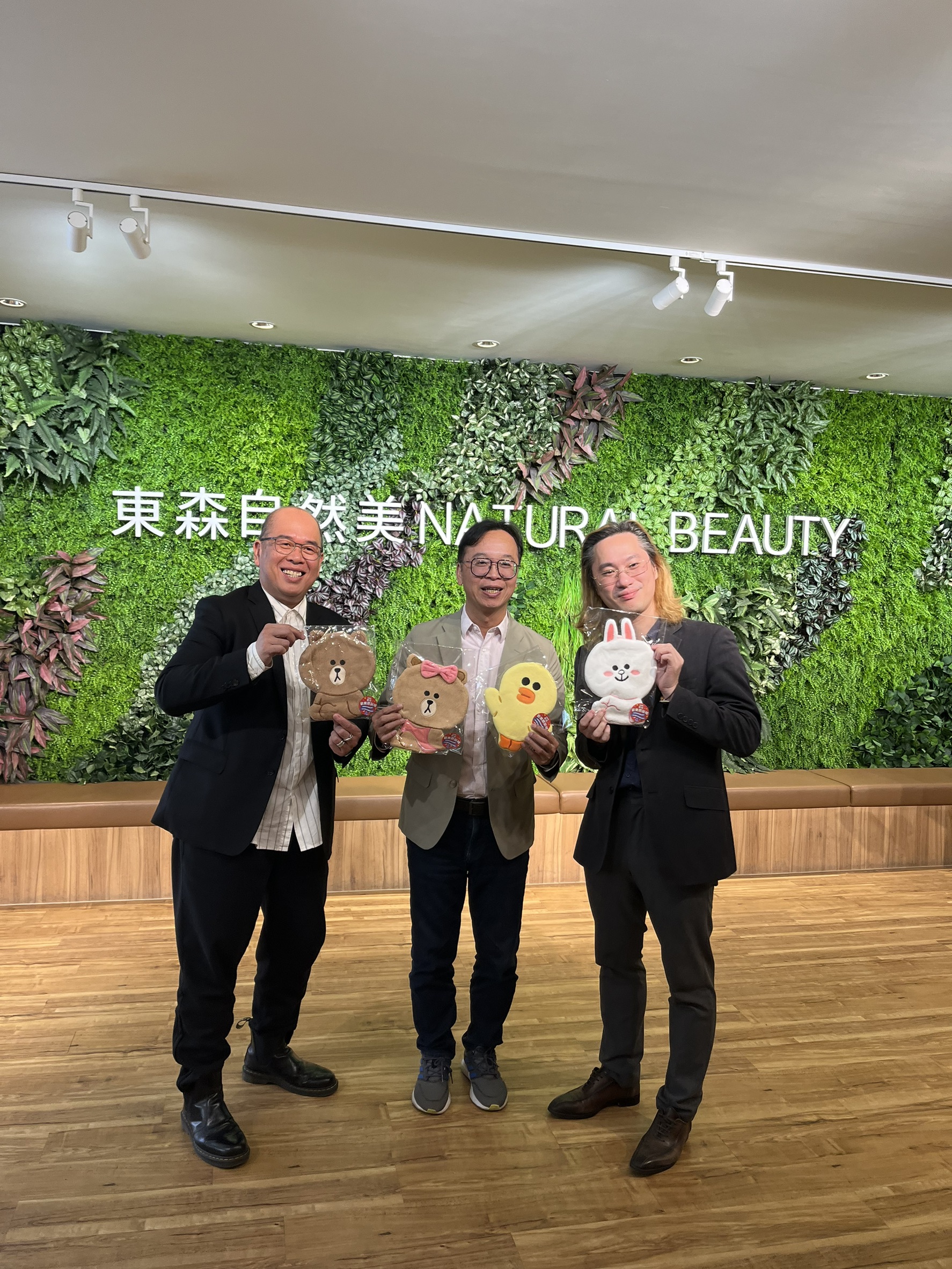 觀旅局局長楊宗珉(中)、自然美生技觀光工廠廠長(左)、自然美生技觀光工廠總監(右)