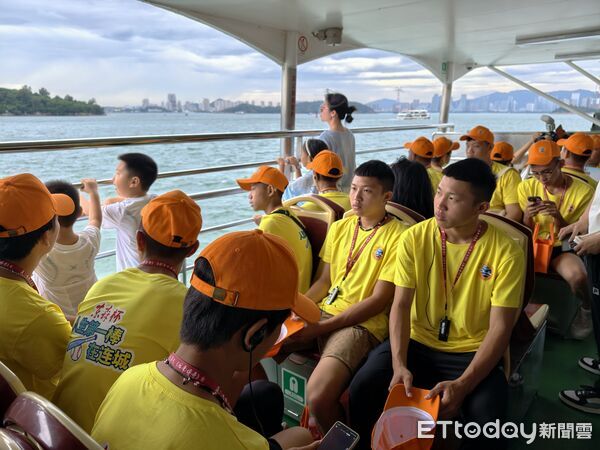 球員們沿途欣賞海景與島嶼風光