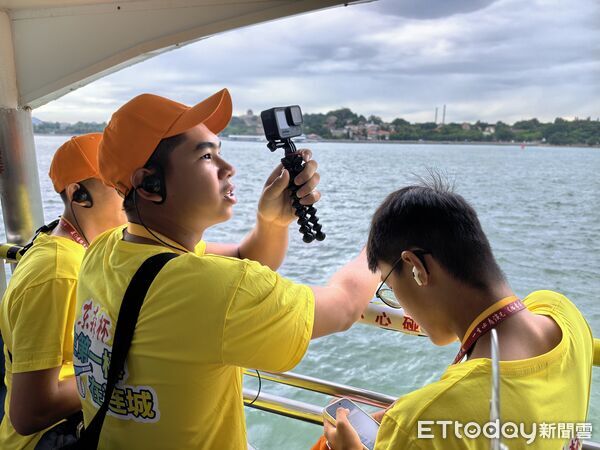 球員們沿途欣賞海景與島嶼風光